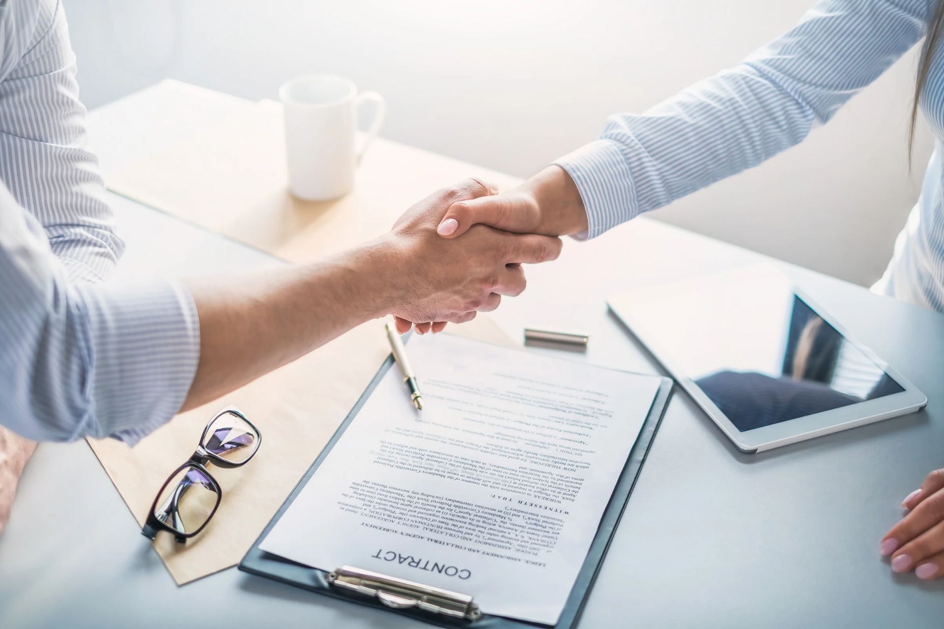 qué debe incluir un contrato de trabajo