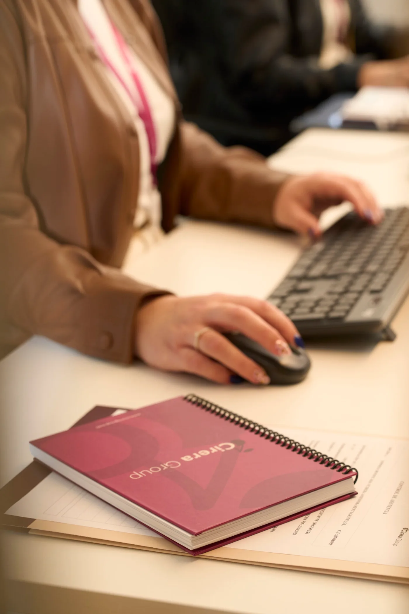 Profesionales de Cirera Group asesorando a una empresa cliente