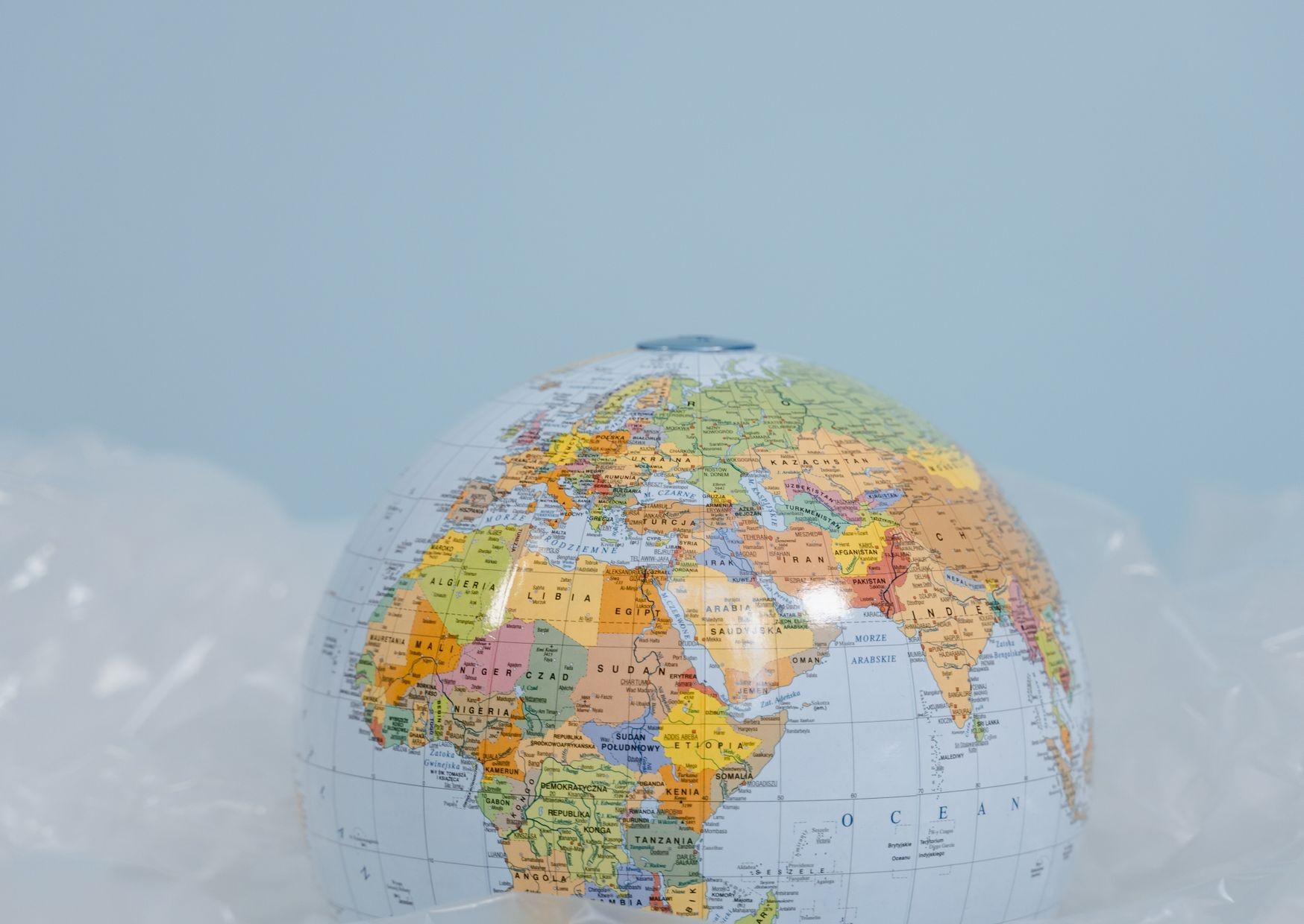 Impuesto mínimo global: globo terráqueo sobre la mesa de una oficina
