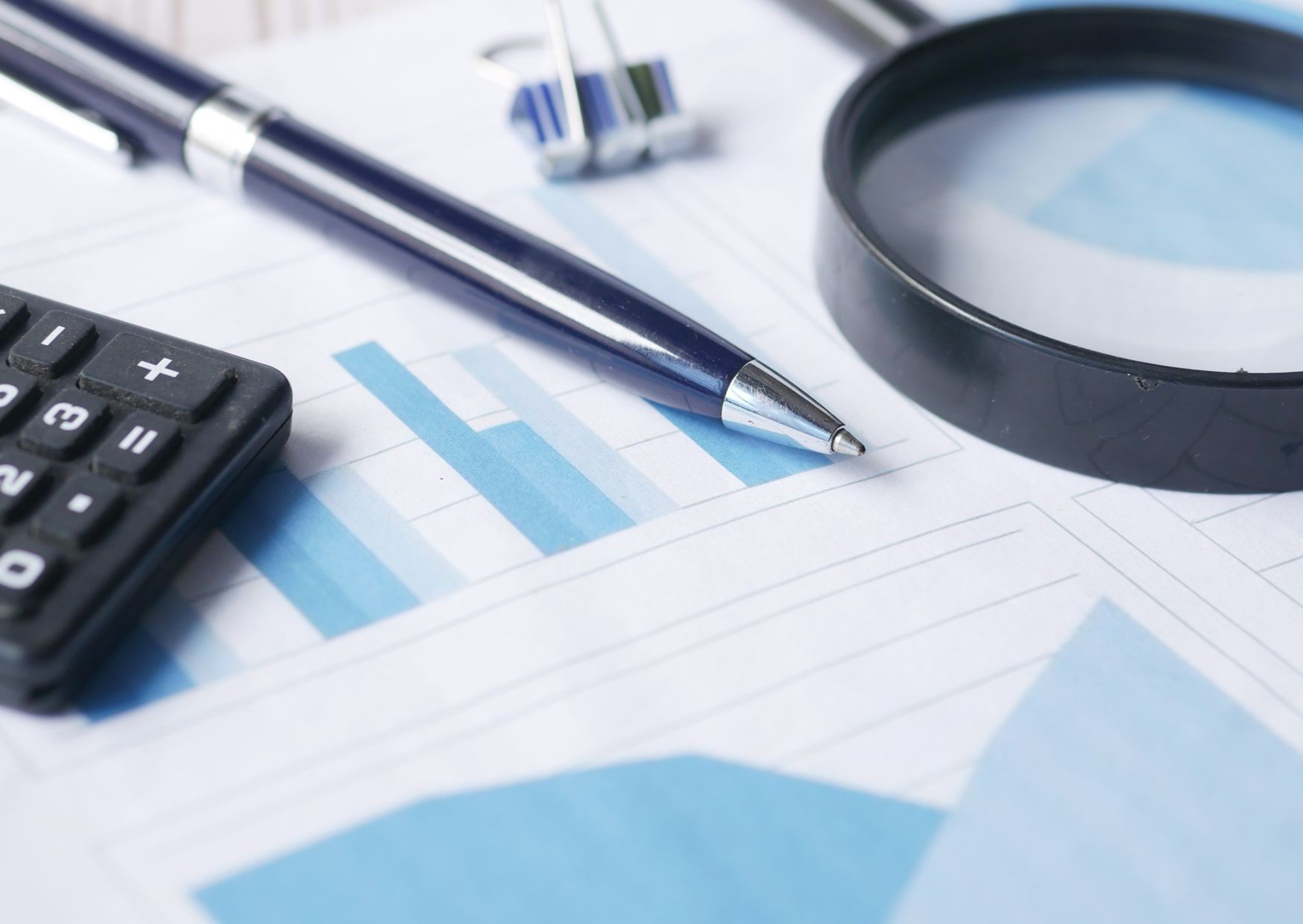 Inspecciones de Hacienda: documentación fiscal de una empresa sobre la mesa con lupa y calculadora