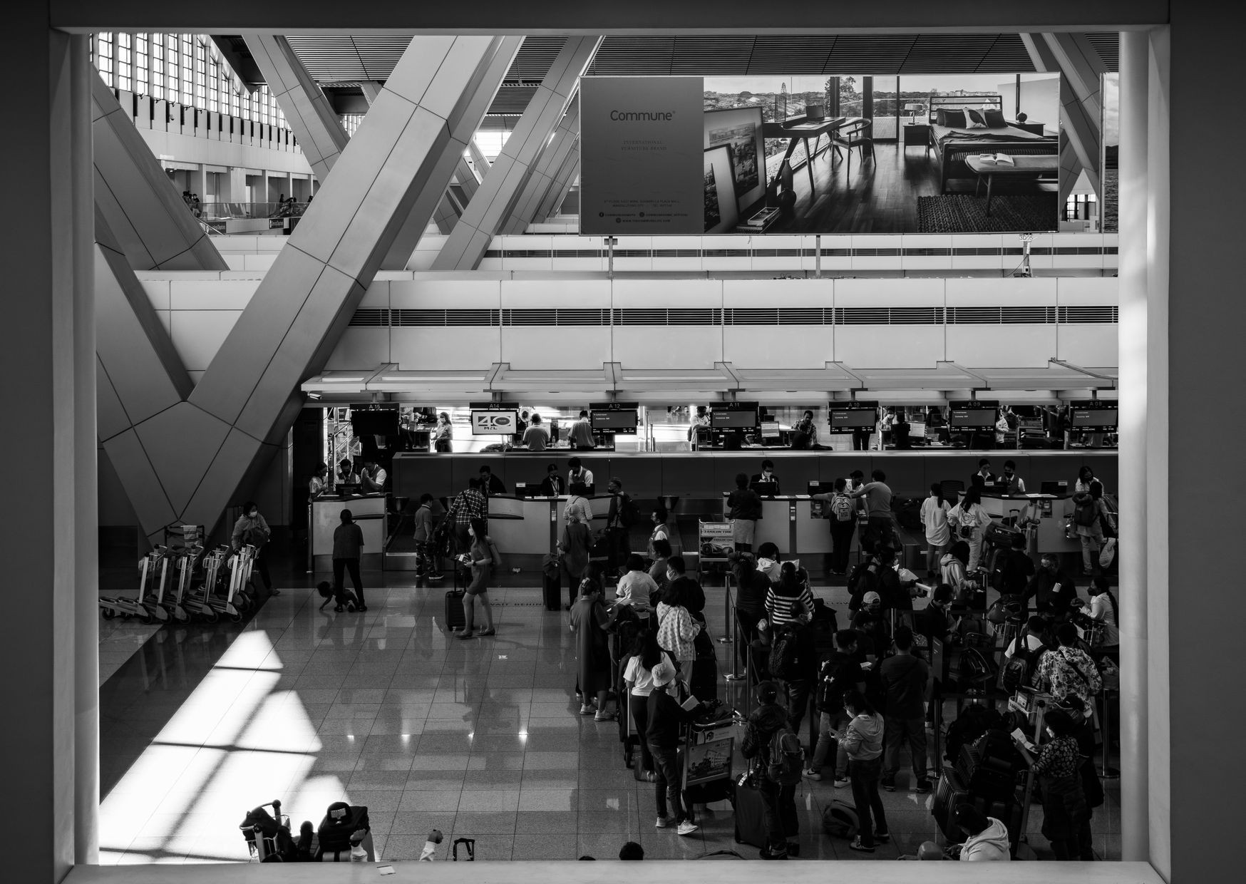 Movilidad internacional: directivos en tránsito por la terminal de un aeropuerto
