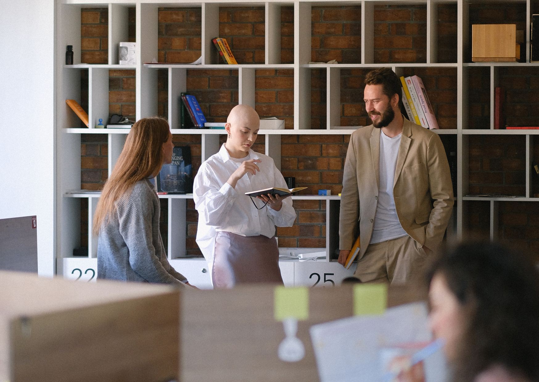 Servicios intragrupo: equipo de administración de un grupo trabajando en la oficina